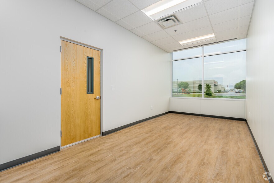 More Photos Of 1021 Everman Pky, Fort Worth Distribution For Lease