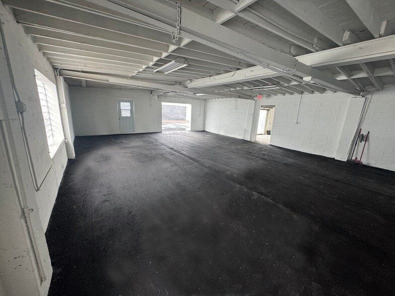 More Photos Of 221-225 N Dixie Hwy, Hallandale Beach Auto Repair For Lease