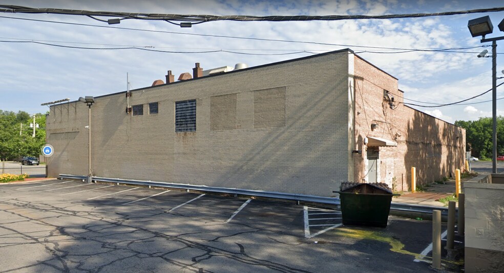 More Photos Of 9520 S Jeffrey, Chicago Freestanding For Sale