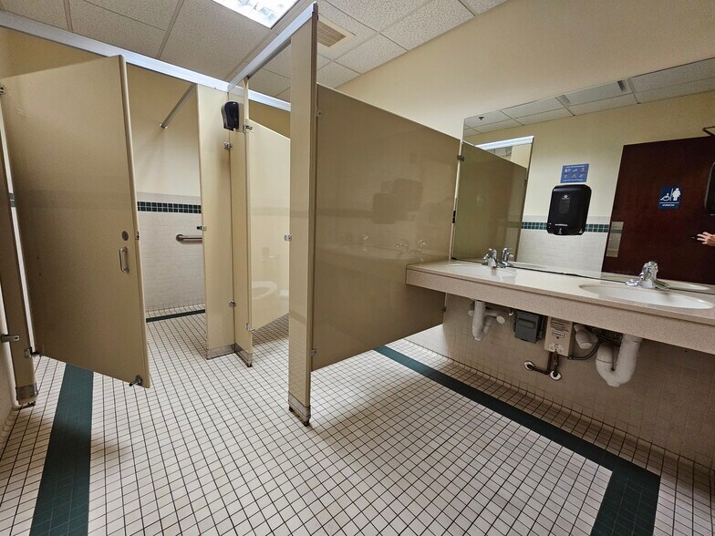 More Photos Of 575 Main St, Middletown Office For Sale