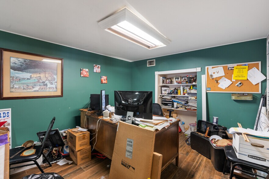 More Photos Of 2751 E Davis St, Conroe Freestanding For Sale