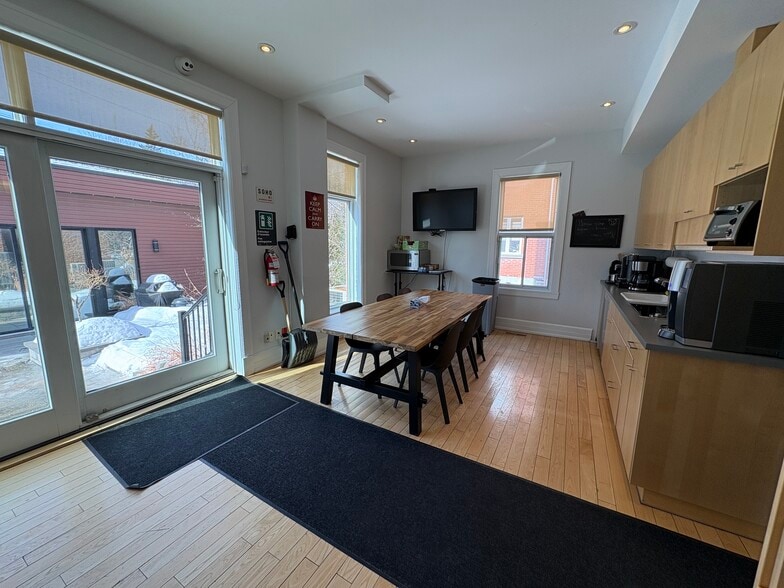 More Photos Of 510-512 Décarie Boul, Saint-Laurent Loft Creative Space For Sale