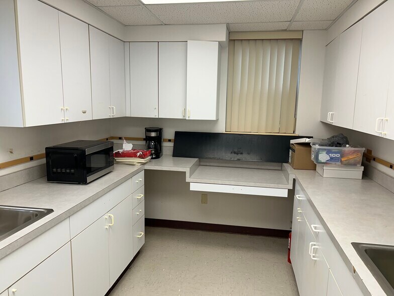 More Photos Of 1130 Vester Ave, Springfield Medical For Lease