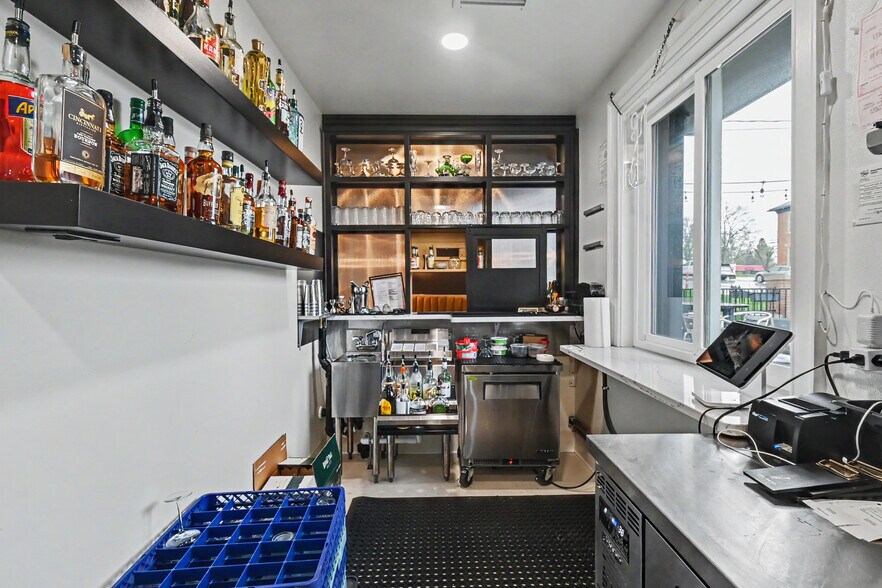 More Photos Of 40 E Main St, Lexington Storefront Retail Office For Lease