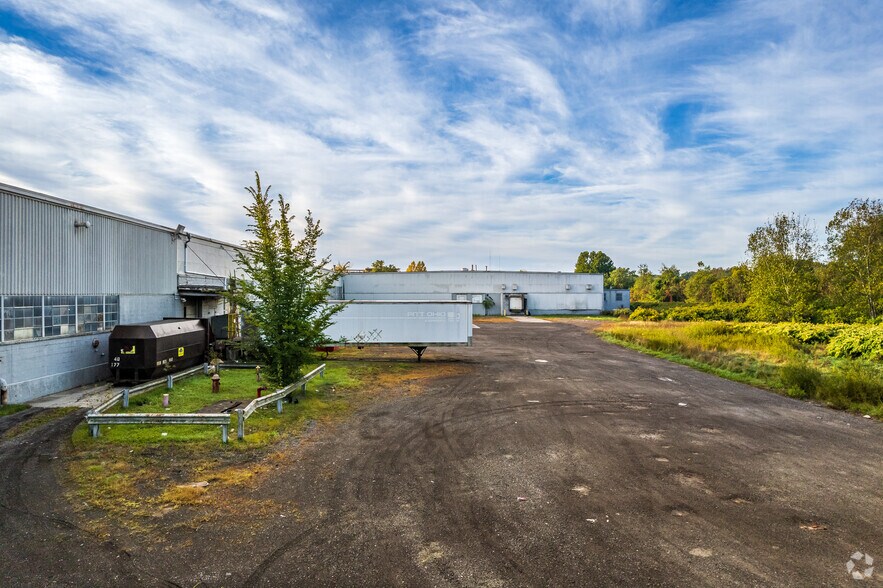 More Photos Of 225 Hubbard Rd, Youngstown Warehouse For Lease