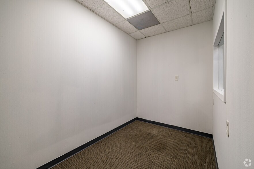 More Photos Of 325 Gold St, Garland Warehouse For Lease