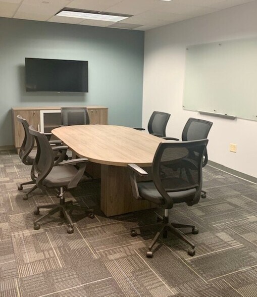 More Photos Of 101 W Ohio St, Indianapolis Coworking Space