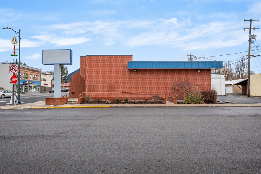 More Photos Of 639 Morgan St, Davenport Bank For Lease