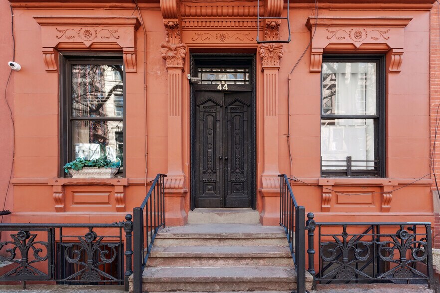 More Photos Of 44 Perry St, New York Apartments For Sale
