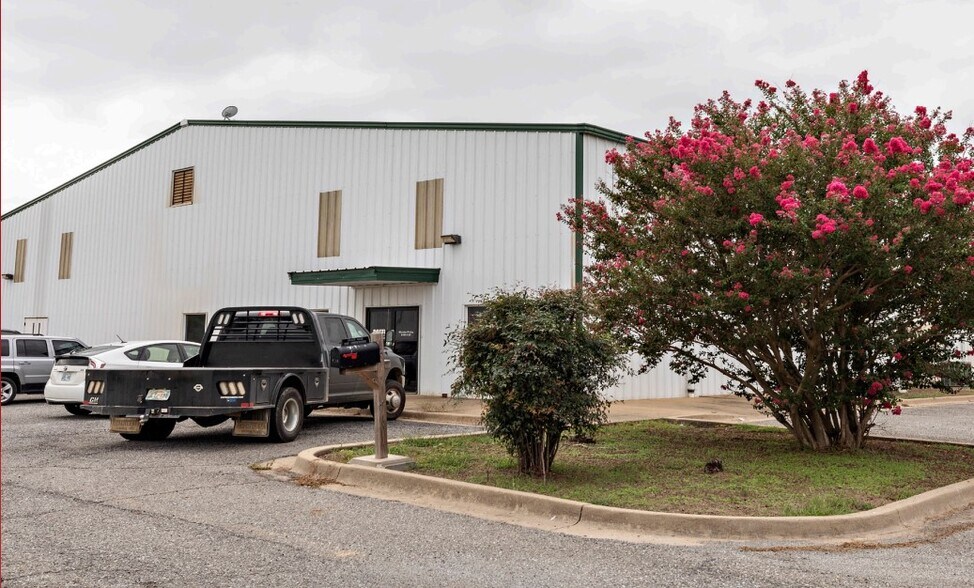 More Photos Of 3216 NW Industrial Rd, Atoka Distribution For Lease