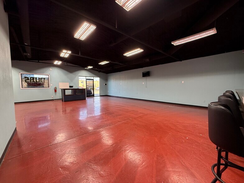 More Photos Of 16677 US Highway 77, Springer Restaurant For Lease