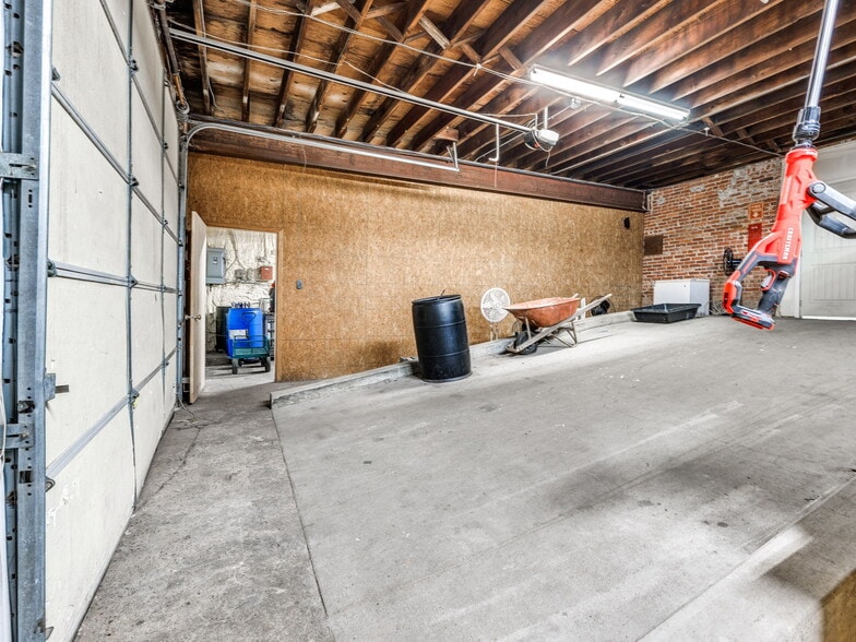 More Photos Of 212 W Main St, Shawnee Storefront Retail Office For Lease