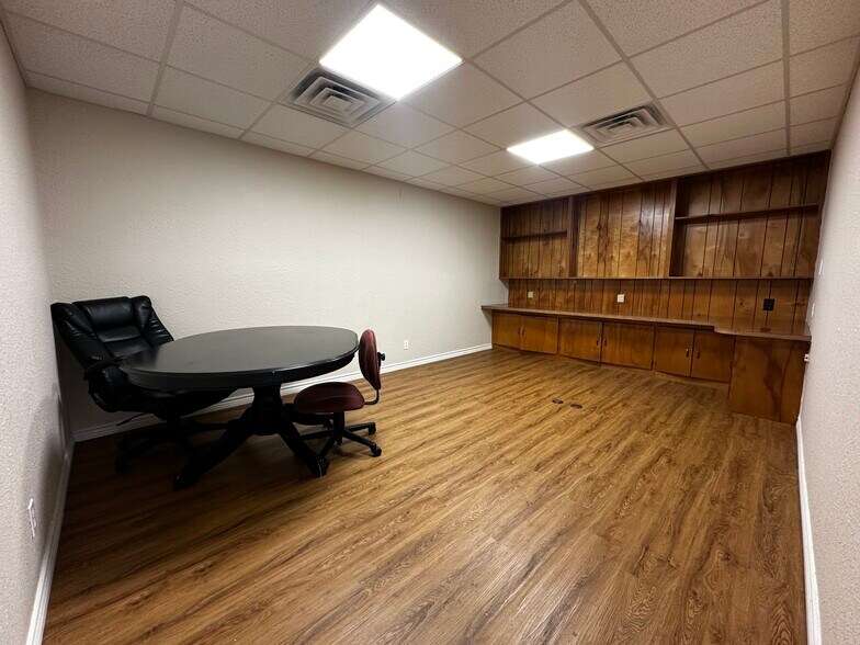 More Photos Of 810 E Main Ave, Robstown Office For Sale