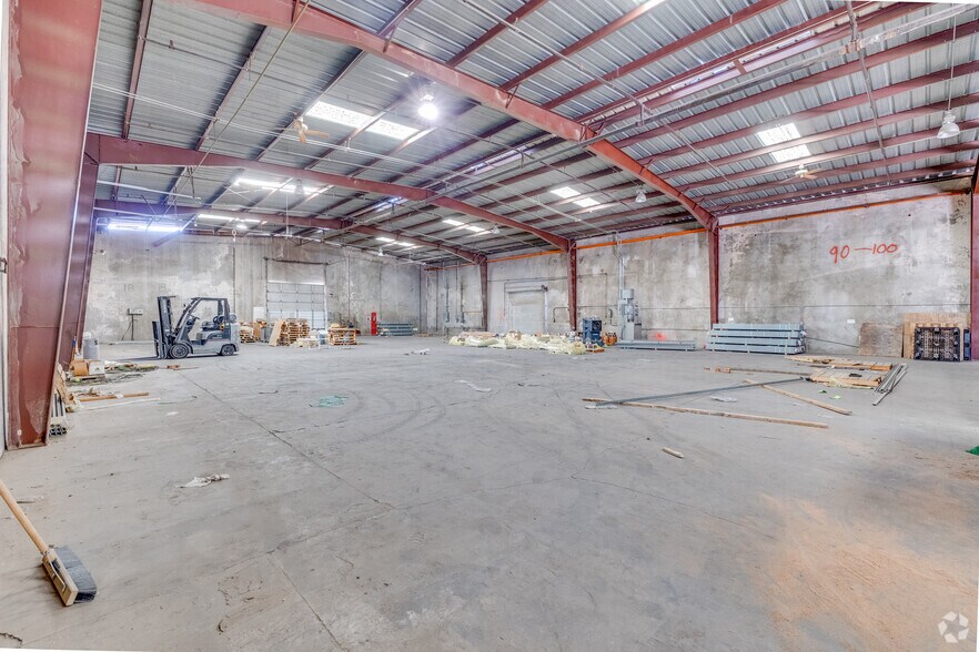More Photos Of 1315 E Gibson Ln, Phoenix Warehouse For Lease