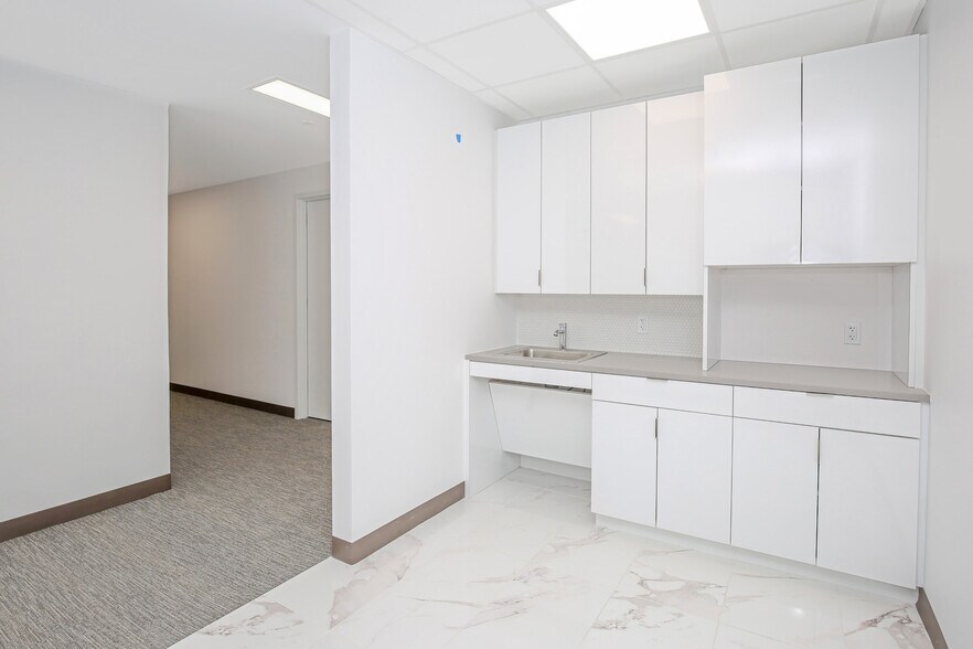 More Photos Of 633 Third Ave, New York Office For Lease
