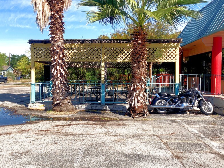 More Photos Of 1027 SW Military Dr, San Antonio General Retail For Sale