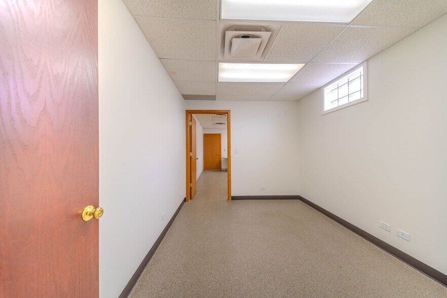 More Photos Of 670 E Calhoun St, Woodstock Flex For Lease