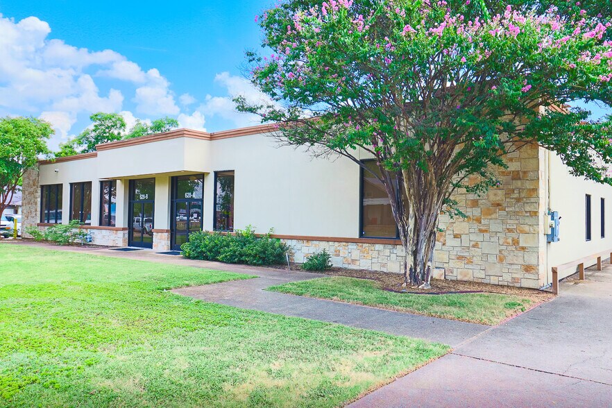 More Photos Of 628 Centre St, Dallas Office For Sale