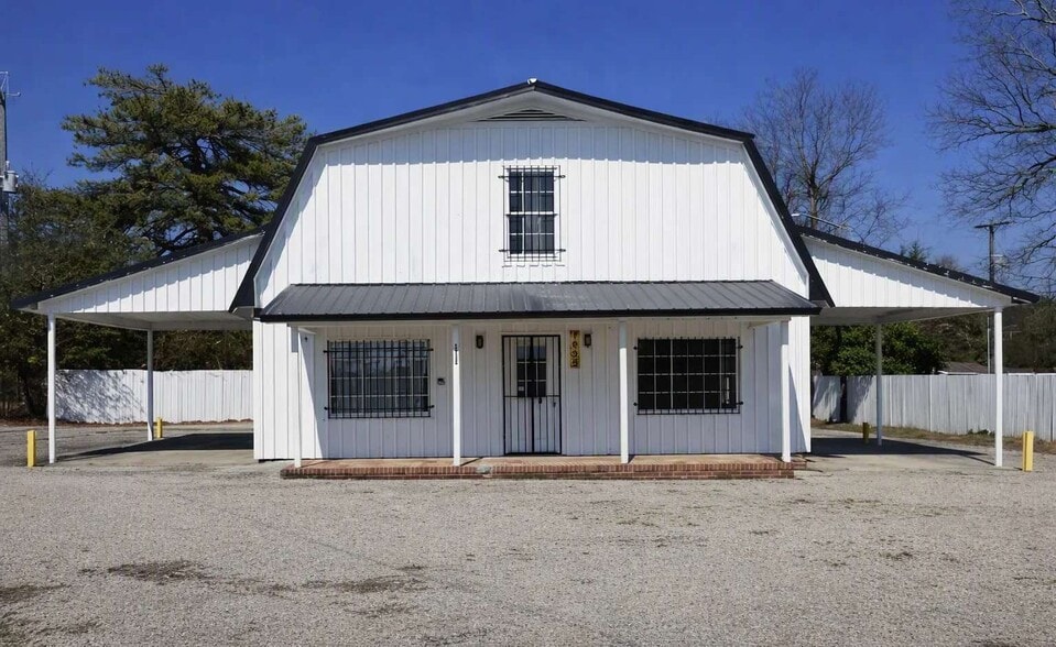 Primary Photo Of 1935 Gillespie St, Fayetteville Convenience Store For Sale