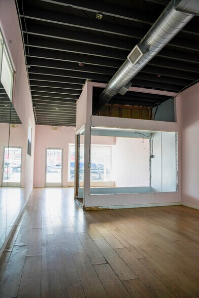 More Photos Of 4325-4327 Woodman Ave, Sherman Oaks Storefront Retail Office For Lease