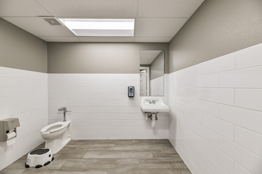 More Photos Of 1222 W Main St, Tomball Religious Facility For Sale