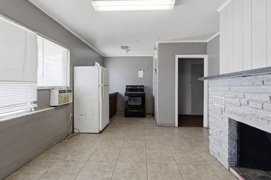 More Photos Of 8710 E Colonial Dr, Orlando Auto Dealership For Lease