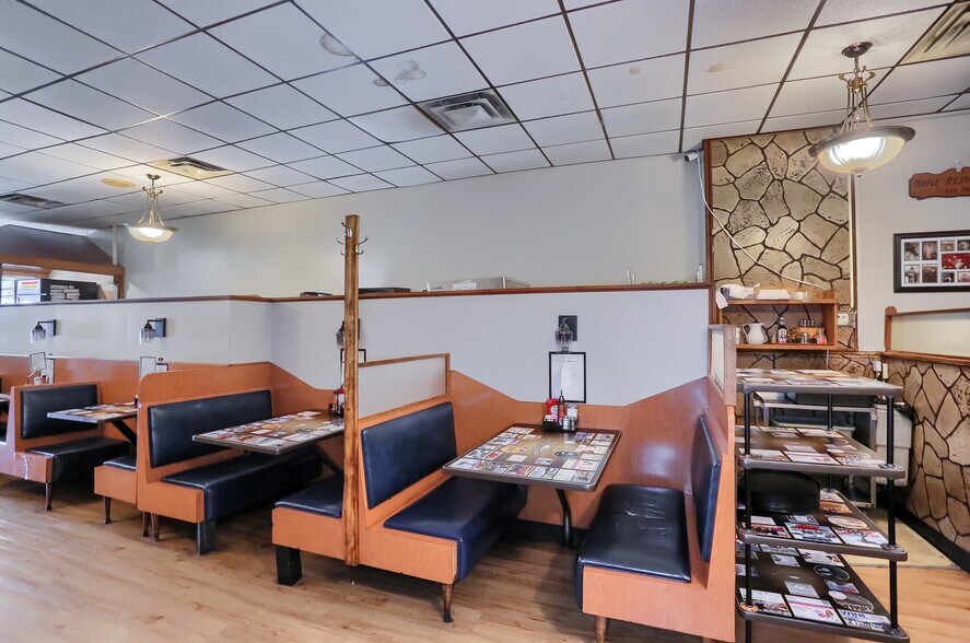 More Photos Of 463 Maplewood Ave, Ambridge Restaurant For Sale