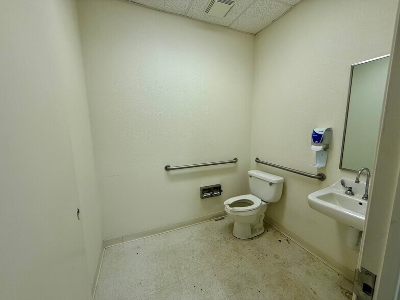 More Photos Of 2410 S Main St, Lindale Office For Sale