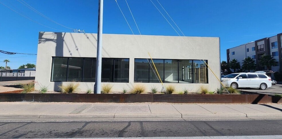 More Photos Of 302 W Indian School Rd, Phoenix Storefront For Lease