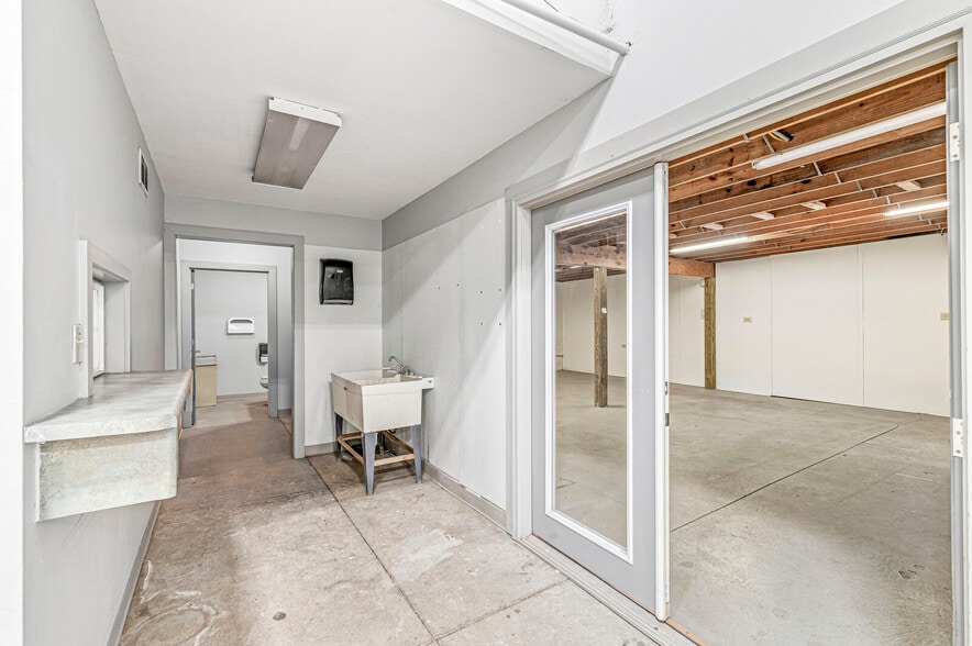 More Photos Of 2601 E 56th St, Indianapolis Light Distribution For Sale