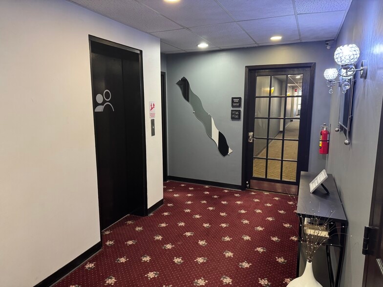 More Photos Of 1300 Cummins Rd, Des Moines General Retail For Lease