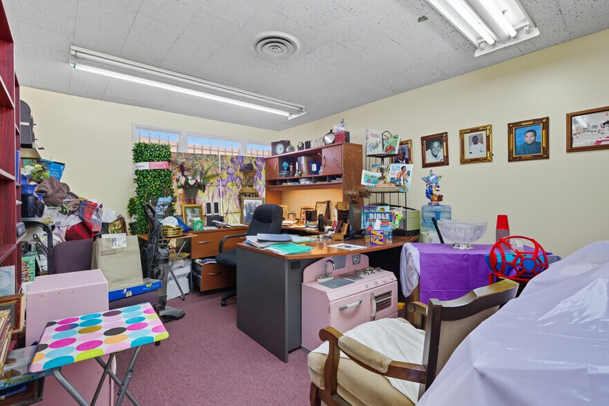 More Photos Of 7601 Crenshaw Blvd, Los Angeles Office For Lease