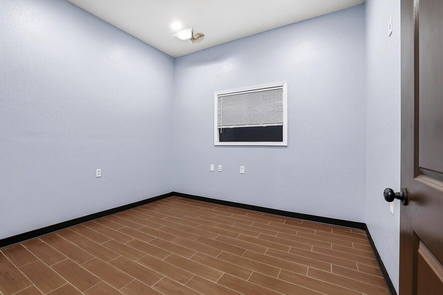 More Photos Of 3301 S State Highway 121, Bonham Showroom For Sale