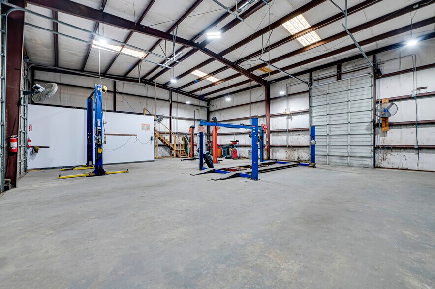 More Photos Of 8621 Antelope Dr, Houston Service For Lease