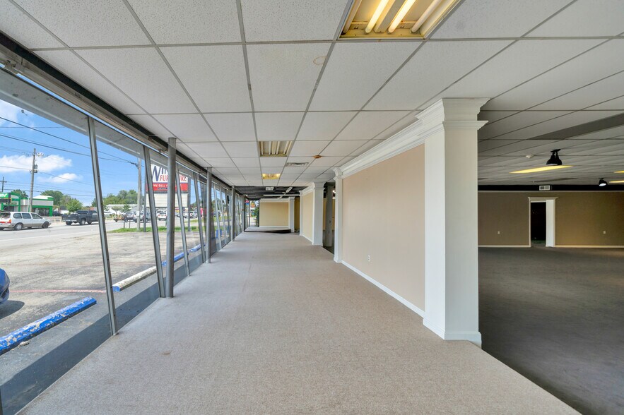 More Photos Of 10509 Dixie Hwy, Louisville Freestanding For Lease