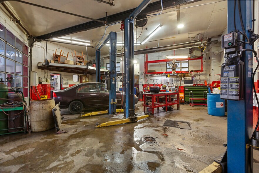More Photos Of 833 W 7th St, New Albany Auto Repair For Sale