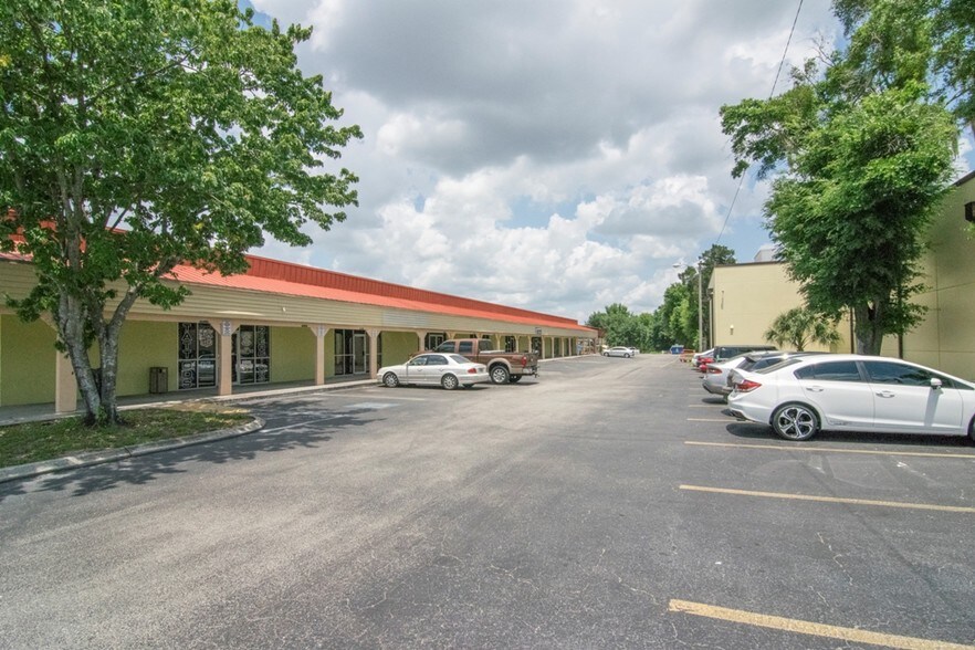 More Photos Of 131 N Mount Carmel Rd, Valrico Unknown For Lease