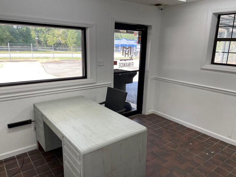 More Photos Of 433 S Main St, Swainsboro Showroom For Sale