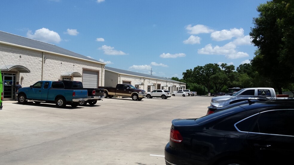 More Photos Of 18847 Redland Rd, San Antonio Showroom For Lease