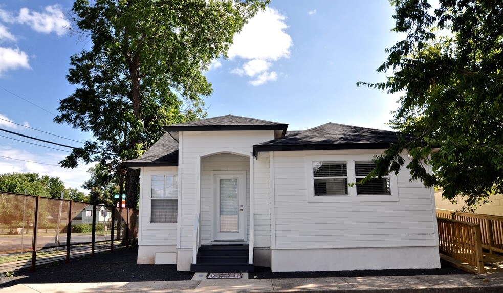 More Photos Of 910 E Cesar Chavez St, Austin Office For Lease