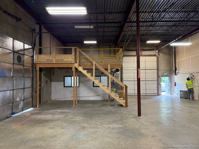 More Photos Of 16715 Aurora Ave N, Shoreline Flex For Lease