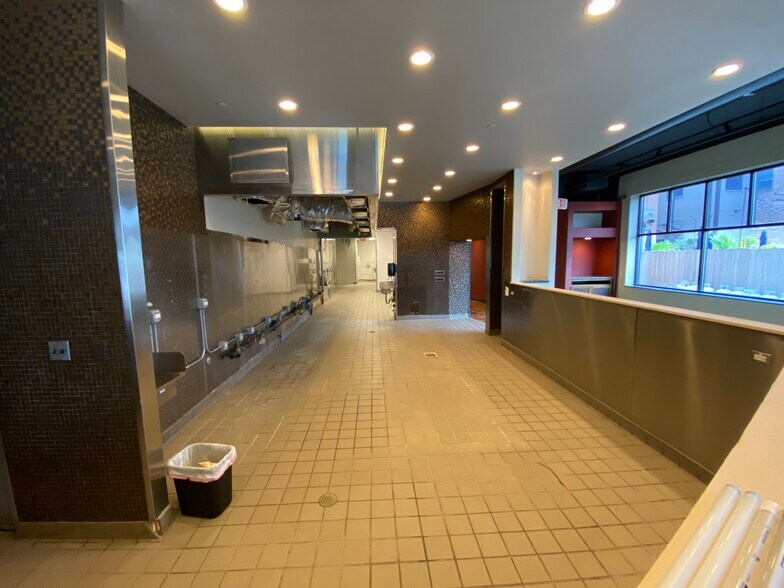 More Photos Of 545-547 N Milwaukee Ave, Libertyville General Retail For Lease