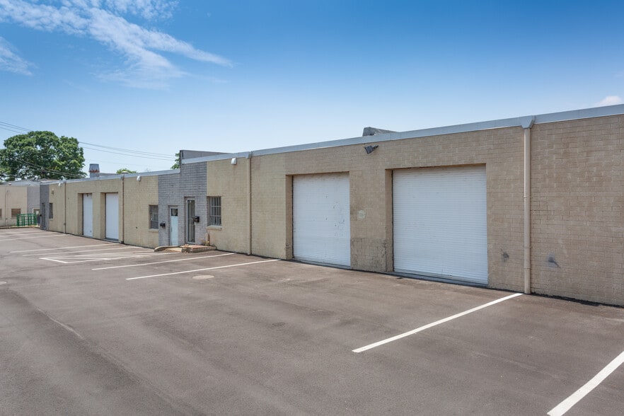 More Photos Of 262 Suburban Ave, Deer Park Warehouse For Lease