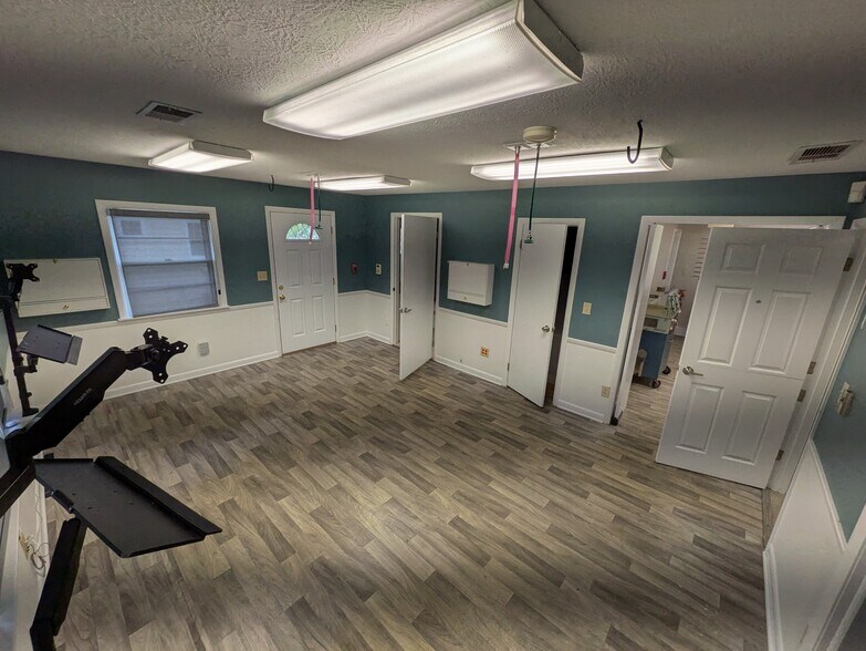 More Photos Of 2527 W Dublin Granville Rd, Columbus Veterinarian Kennel For Sale