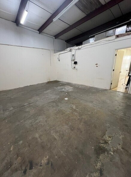 More Photos Of 9214-9270 Lazy Ln, Tampa Warehouse For Lease