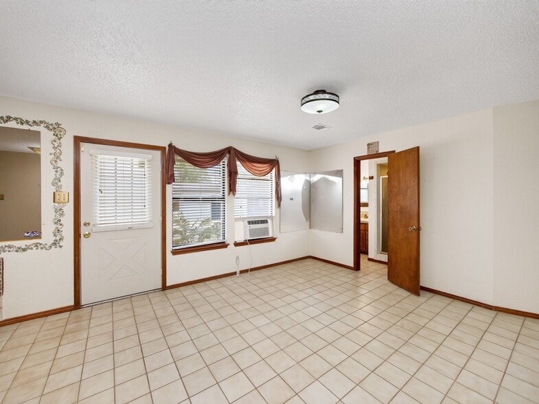 More Photos Of 1702 Lone Oak Dr, Leander Flex For Sale