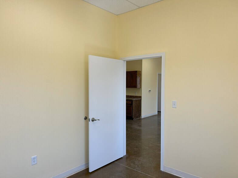 More Photos Of 1463 Oil Mill Rd, Pecos Warehouse For Lease