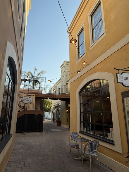 More Photos Of 1221-1233 State St, Santa Barbara Unknown For Lease