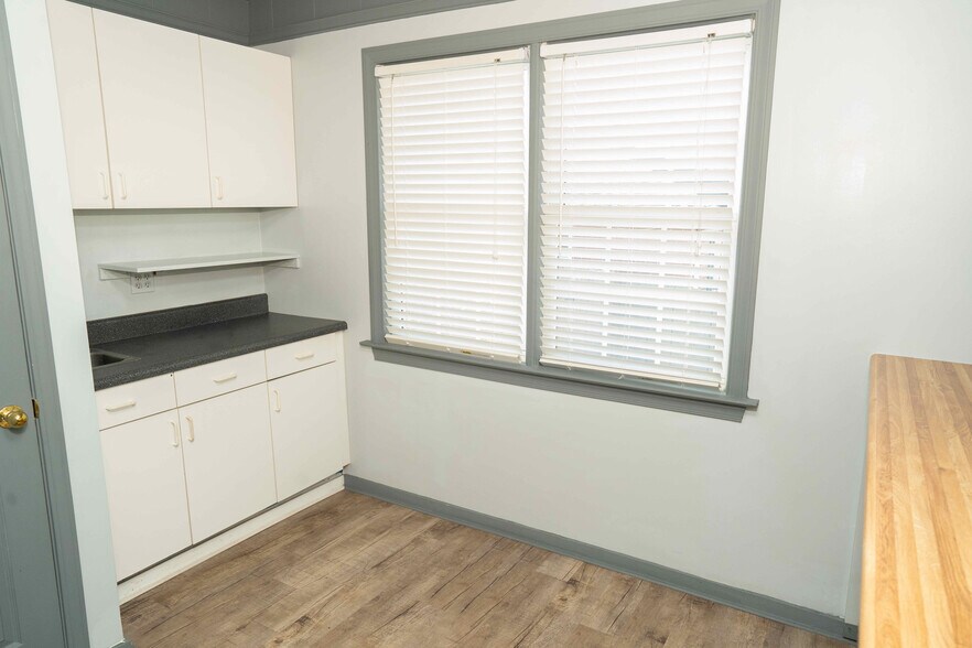 More Photos Of 232 SE Powers Ferry Rd, Marietta Office For Sale