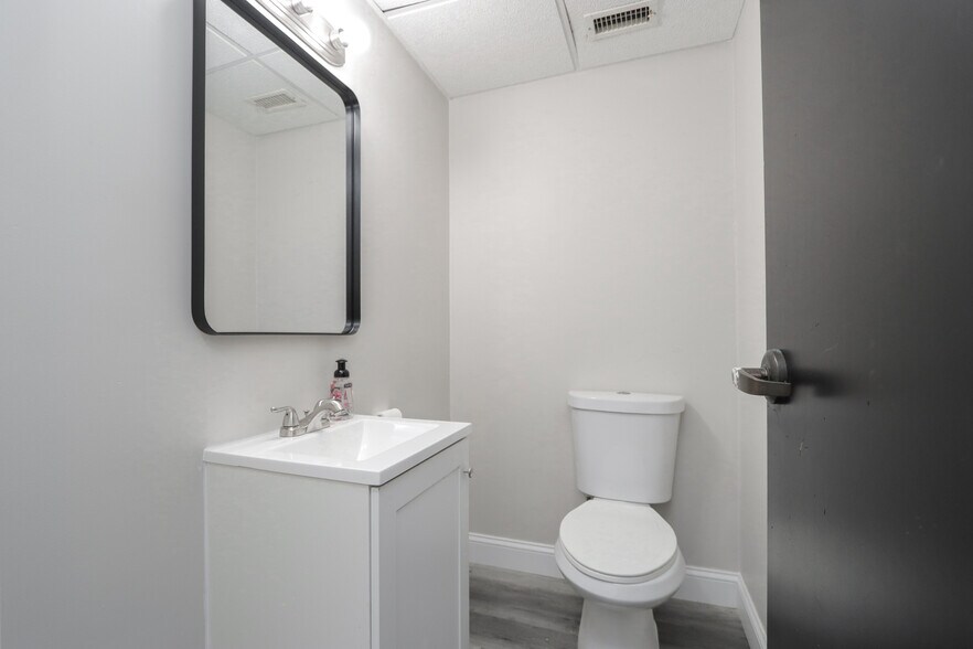 More Photos Of 939-941 E Columbus Ave, Springfield Office For Sale